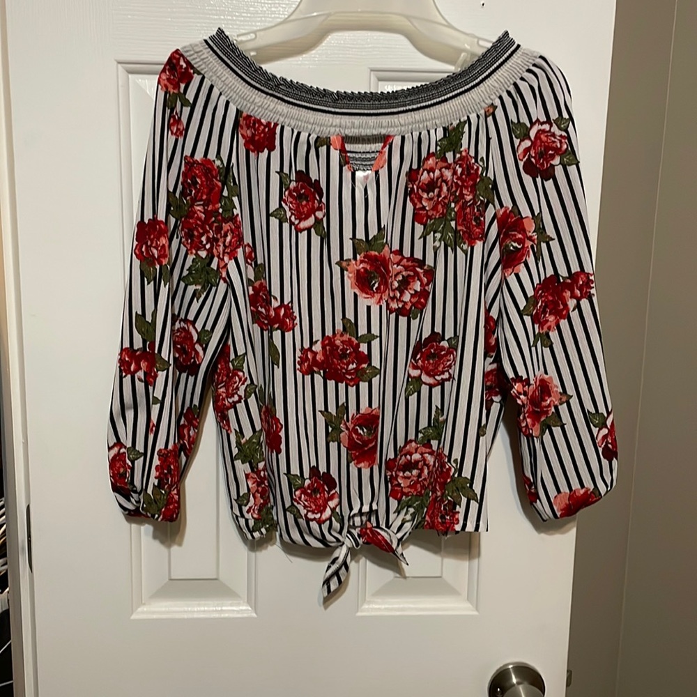 No boundaries / size M / Stripes with roses